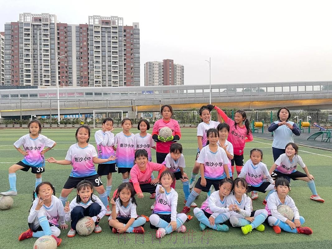 “女足校园行”走进呼家楼中心小学 “女足校园行”走进呼家楼中心小学